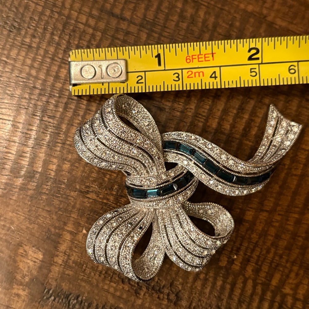 Silver Ribbon Brooch - Picture 2 of 4